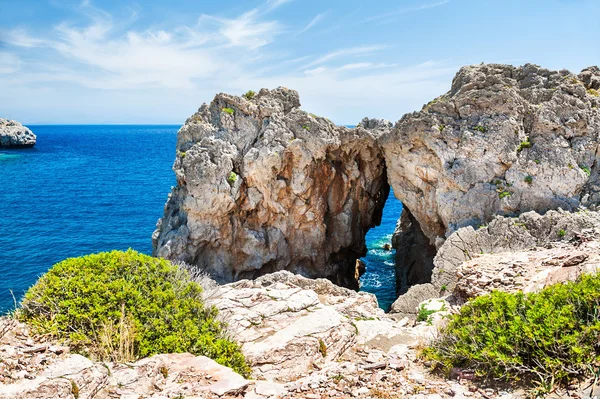 Beautiful beach with turquoise water and cliffs. — Stock Photo, Image