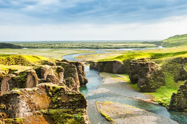 Hermoso cañón de Fjadrargljufur con río y rocas grandes . — Foto de Stock