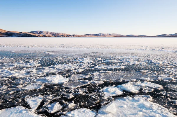 Eis auf dem zugefrorenen See. — Stockfoto