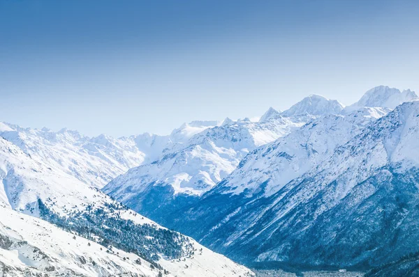 Beau paysage hivernal avec des montagnes enneigées — Photo