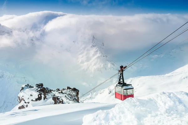 Kabelbaan in het skigebied. — Stockfoto