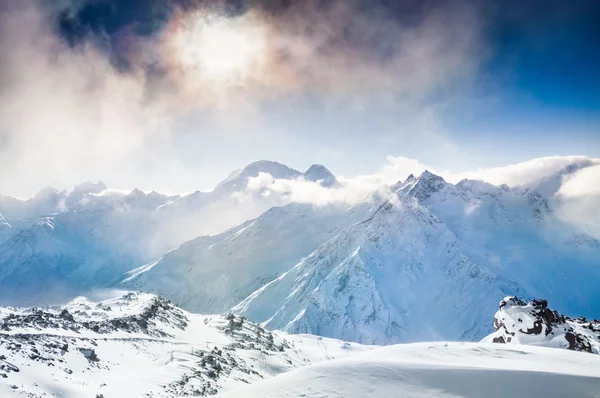 Hermoso paisaje de invierno con montañas cubiertas de nieve al atardecer — Foto de Stock