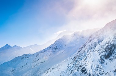 Güzel kış manzara karla kaplı dağlar 