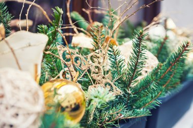 Noel dekorasyon çam dalları ve altın ayrıntıları ile