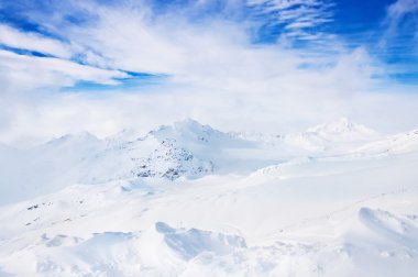 Güzel kış manzara karla kaplı dağlar 