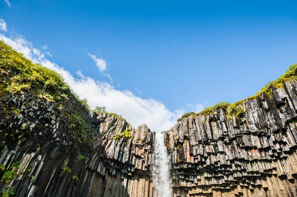 Hermosa cascada Svartifoss con columnas de basalto — Foto de Stock