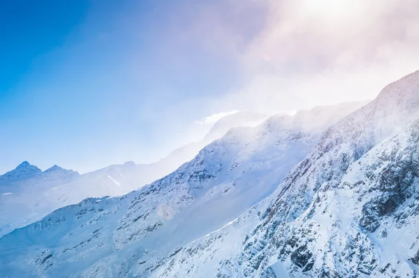 Beau paysage hivernal avec des montagnes enneigées — Photo