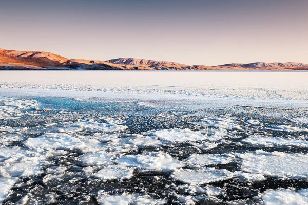 Ghiaccio sul lago ghiacciato. — Foto Stock