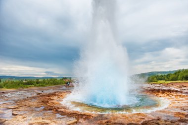 Strokkur Geysir, altın daire yol İzlanda'daki patlama