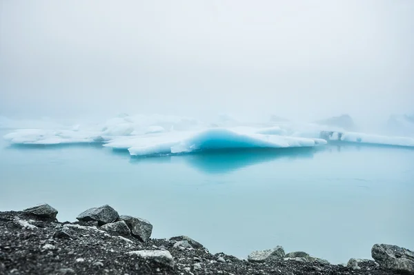 在 Jokulsarlon 冰川泻湖，冰岛的蓝色冰山 — 图库照片