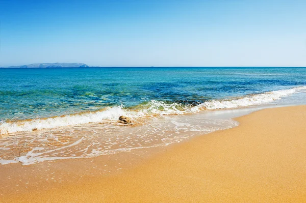 Vackra tropiska stranden med turkost vatten — Stockfoto