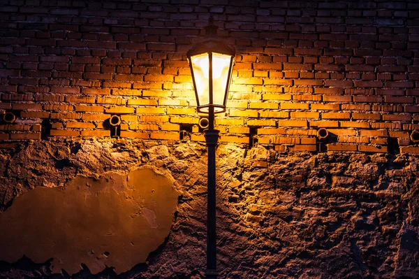 Вінтажний вуличний ліхтар на цегляній стіні вночі — стокове фото