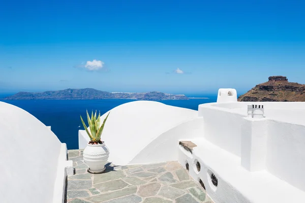 Architettura bianca sull'isola di Santorini, Grecia. — Foto Stock