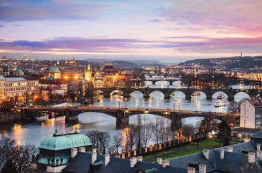 Panoramik gece Prag'da Vltava Nehri üzerinde köprü