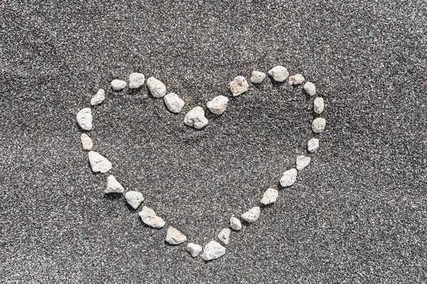 Kameny ve tvaru srdce na písku pozadí — Stock fotografie