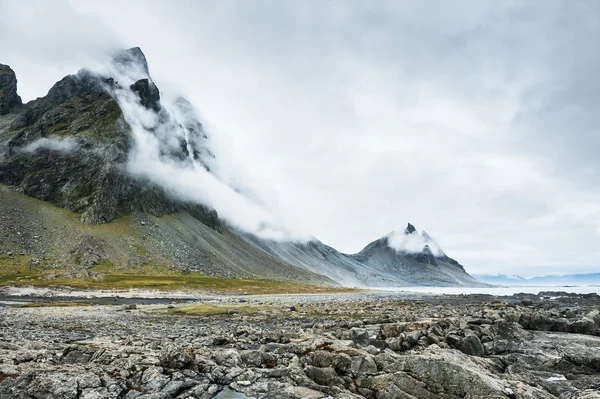 Côte fantastique de l'océan Atlantique avec des montagnes — Photo