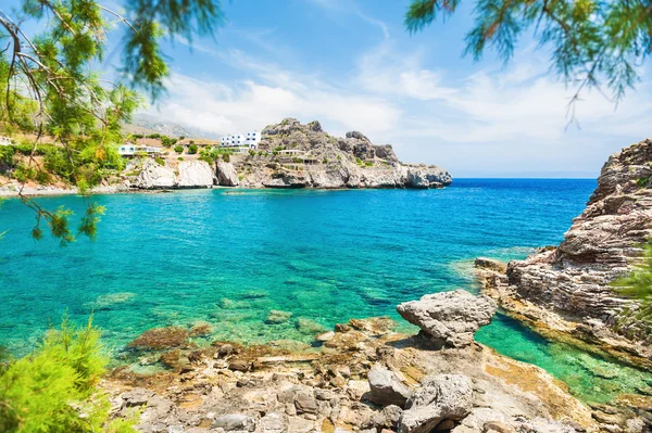 Hermosa playa con agua turquesa y acantilados . — Foto de Stock