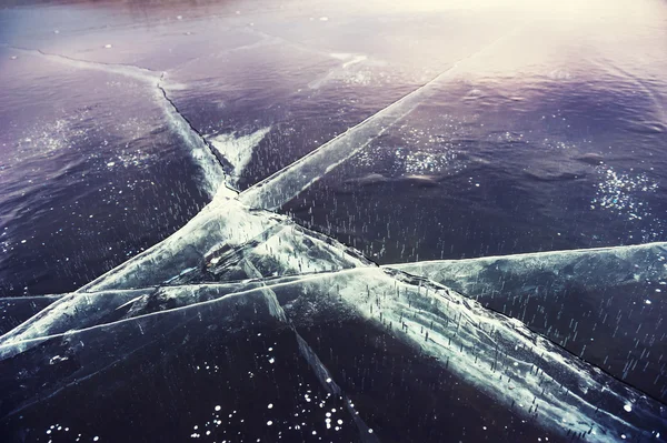 Glace naturelle sur le lac gelé . — Photo