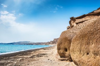 Beyaz volkanik dağlar ve turkuaz su ile güzel bir plaj
