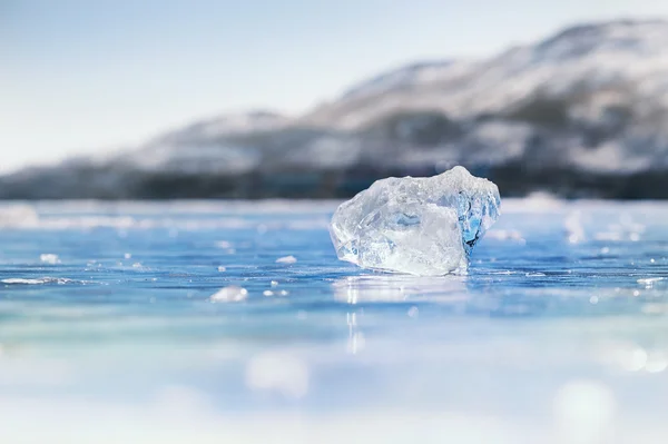 Icicle sur le lac gelé — Photo