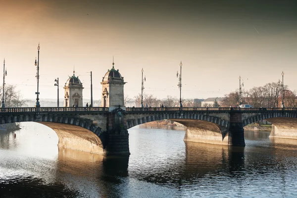 Λεγεώνα γέφυρα στον ποταμό Μολδάβα στο φως του ήλιου το πρωί. — Φωτογραφία Αρχείου