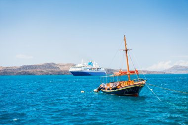 Deniz kıyısında turist tekne ve cruise gemi