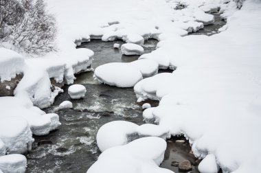 kar yağışı Nehri üzerinde. 