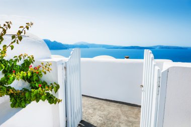Beyaz mimari Oia şehirde, Santorini Island, Yunanistan. 