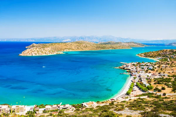 Panoramisch uitzicht op de kust van de zee met turquoise water. — Stockfoto