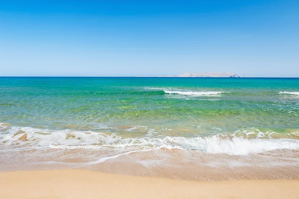 Vackra tropiska stranden med turkost vatten och vit sand. — Stockfoto