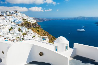 Yunanistan 'ın Santorini adasında beyaz mimari.
