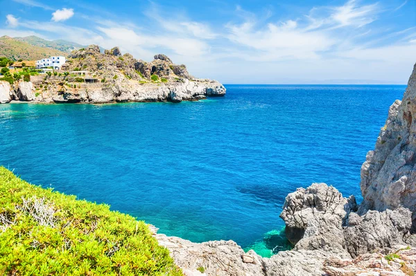 Hermosa playa tropical con agua turquesa clara y acantilados . — Foto de Stock