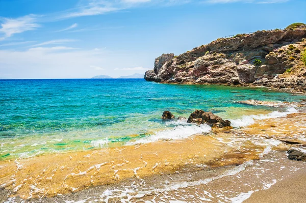 Praia tropical bonita com água azul-turquesa clara e rochas . — Fotografia de Stock