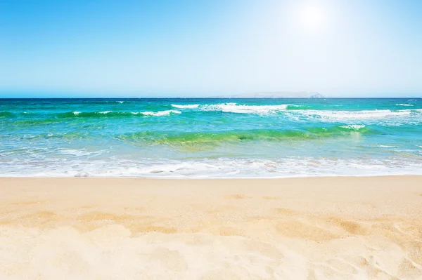 Hermosa playa tropical con agua turquesa y arena blanca . — Foto de Stock