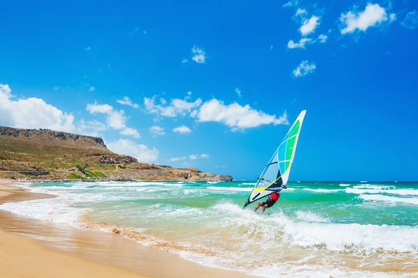 Windsurf sulla costa del mare — Foto Stock