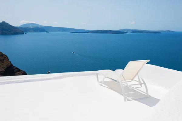 Silla de cubierta en la terraza con vistas al mar . — Foto de Stock