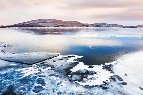 Ice on the frozen lake — Stock Photo, Image