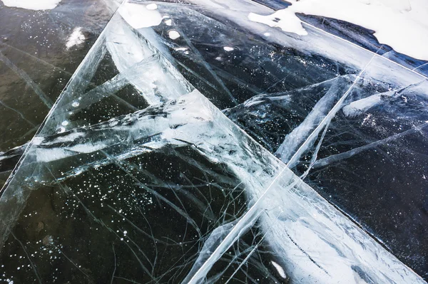 Glace naturelle sur le lac gelé . — Photo