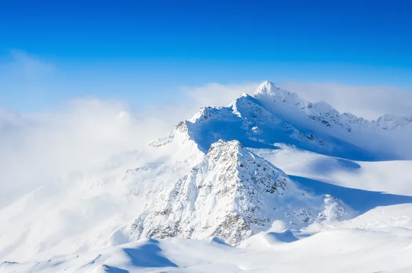 Bela paisagem de inverno com montanhas cobertas de neve — Fotografia de Stock