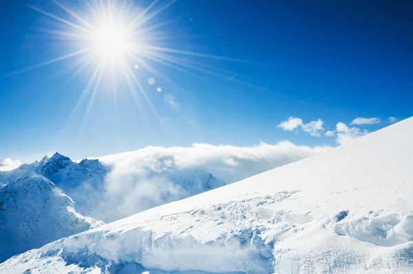 Linda paisagem de inverno com montanhas cobertas de neve e azul — Fotografia de Stock