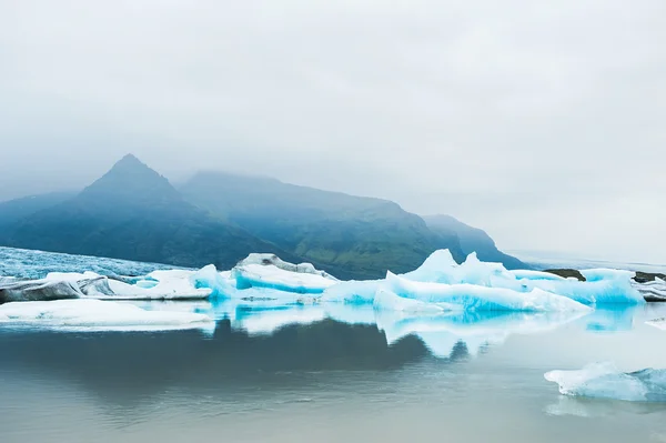 Icebergs no lago glacial com vista para a montanha — Fotografia de Stock