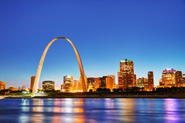 Şehir merkezinde St Louis, gün batımında