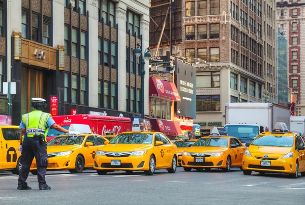 Gul taxi på gatan i New York — Stockfoto