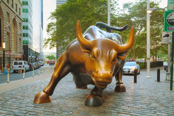 Aufladende Bullenskulptur — Stockfoto