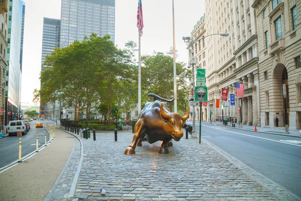 Laddning bull skulptur — Stockfoto