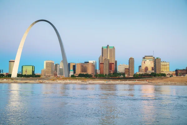 Centro de St Louis, MO con el arco de la puerta de enlace —  Fotos de Stock