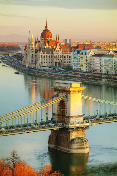 Budapest mit der szechenyi Kettenbrücke — Stockfoto