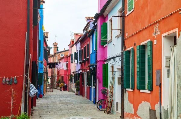 Casas pintadas en el canal de Burano — Foto de Stock