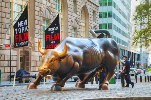 Charging Bull sculpture — Stock Photo, Image