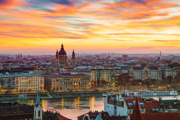 Budapeste com Basílica de Santo Estêvão (St Istvan) — Fotografia de Stock